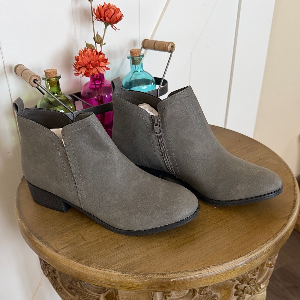 NWOT Sun + Stone Cadee Ankle Booties, Grey, Size 9.5 Wide
